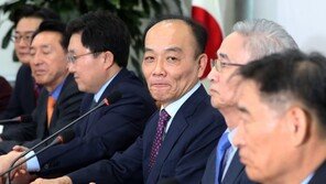 “빨간색 바꾸고 망했다” 조강특위 입장에 한국당 ‘시끌’