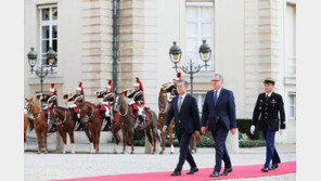 文대통령, 佛이어 英·獨에도 ‘대북제재 완화’ 요청…정상회담