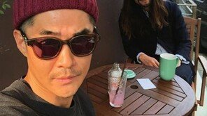 류승범 근황 공개…“가슴 가린 긴 머리”