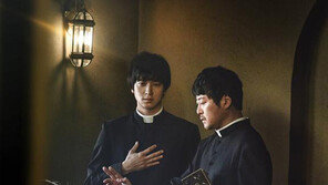 [이 영화] 한국판 ‘엑소시스트’로 화제 ‘검은 사제들’, 오컬트 장르 인기 견인 한몫