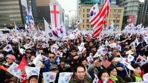 태극기부대 어찌할까…보수대통합 불 지피는 한국당 ‘고민’