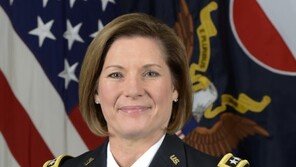 美 육군전력사령부 첫 여성 사령관 탄생