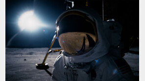 달의 뒷면처럼 감춰진 슬픔과 고독… 데이미언 셔젤 감독의 ‘퍼스트맨’