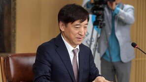한은, 금리 동결했지만 ‘인상의견 확대’…커지는 11월 인상론