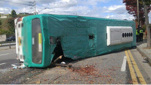 성남서 달리던 시내버스 넘어져…승객 1명 사망