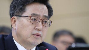 “연말 고용상황 개선” 장하성 전망에 동의 안한 김동연…“단기간 회복 어려워”