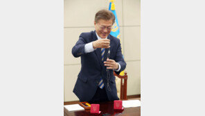 ‘천주교 신자’ 文대통령, 프란치스코 교황과 인연은?