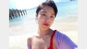 마마무 휘인, 해변서 셀카…청초+섹시 절묘