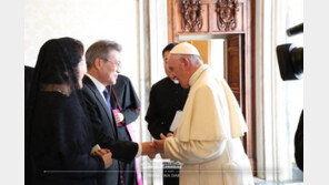 문 대통령 “김정은 위원장이 초청장 보내도 좋겠느냐” 교황 “무조건 응답”