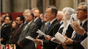 文대통령-교황, 첫 대면인사 “만나뵙게 돼 반갑다”