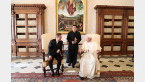 [속보] 文대통령과 접견한 교황 “北에 갈수있다…한반도 평화 강력 지지”