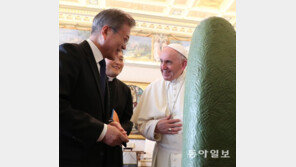 文대통령 만난 교황 “멈추지 말고 앞으로 나아가라”