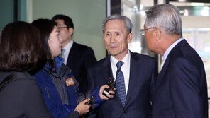 ‘계엄령 문건 의혹’ 김관진, 11시간 조사후 귀가…“검토·지시 없었다”