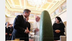 文대통령이 교황에 선물한 ‘예수님 얼굴상’과 ‘성모상’은?