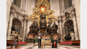 文대통령 “교황님 평양방문, 한반도 분단의 고통·상처 치유 시간 될 것”