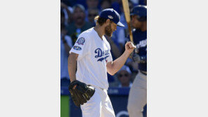 커쇼 ‘K쇼’… “남은 1승은 류현진이”