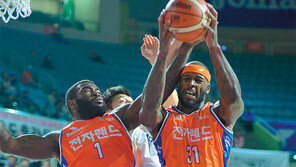 할로웨이 또 더블더블… 전자랜드 무패질주