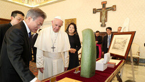 올리브가지 선물한 교황 “평화 염원 담았다”