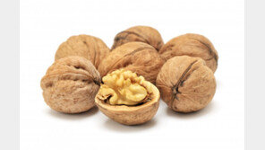 70대 노년층, 매일 호두8알 먹으면 혈액순환 개선