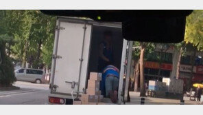 “형제 맞아?” 택배기사 폭행 영상 자세히 보니…