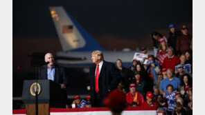 트럼프, ‘기자 폭행’ 하원의원에 엄치척…“늠름한 사람”