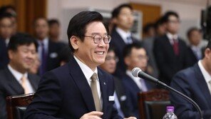 ‘싸움닭 이미지’ 이재명, 경기도 국감서 ‘미소 방어전’