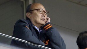 1만3000송이 장미 선물…김승연 한화 회장, 11년만의 PS 관람