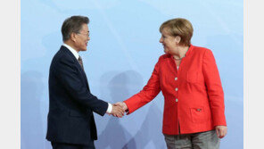 文대통령 “안보리 차원 대북제재 완화”…英·獨총리 “확실한 CVID 필요”