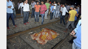 인도서 달리는 열차가 축제 인파 덮쳐 50여명 사망