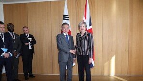 WSJ “문대통령 대북 제재 완화 설득 실패”