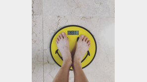 현아, 체중계 인증샷 ‘43kg’…팬들 “건강 걱정돼”