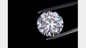 ‘보석 왕좌’ 노리는 인공 다이아몬드