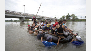 멕시코-과테말라 국경 뗏목 타고 건너는 이민자들