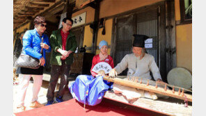 가야금 연주하는 순천 낙안읍성 훈장님