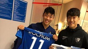 황희찬·이청용, 경기장에서 만났어요…분데스리가 ‘인증샷’