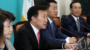 손학규, 보수통합에 박근혜 씌우기…분당 막고 자강 얻고