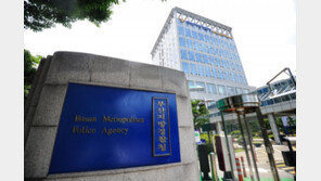 경찰이 모텔서 여성 입맞추는 장면 촬영하다 ‘딱 걸렸네’