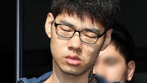 ‘강서 PC방 살인’ 김성수 목에 문신 선명…플래시 세례에 세상 귀찮은 듯 무덤덤