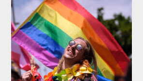 美, 트랜스젠더 법에서 지운다…분노한 성소수자 거리로