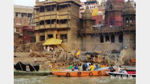 갠지스강에는 인도인의 삶과 죽음이 흐른다