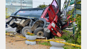 광주서 25t덤프트럭 신호등 충돌 뒤 인도 돌진…1명 중상