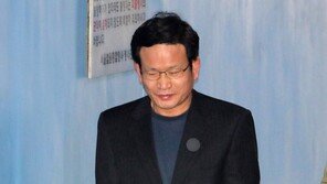 ‘민간인 댓글부대’ 前 국정원 심리전단장 징역 1년6개월