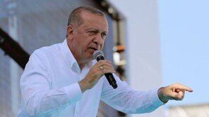 에르도안 “카슈끄지 암살팀 하루전 3명이 숲 답사…정치적 살인”