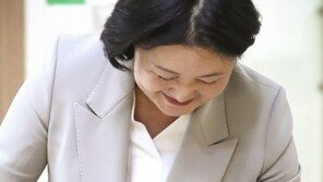 김정숙 여사, 소록도병원 방문…“고통의 섬 아닌 치유의 땅 되길”