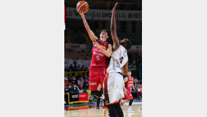 현주엽 감독 바람대로 ‘많이 넣고, 덜 주고’ 웃은 LG