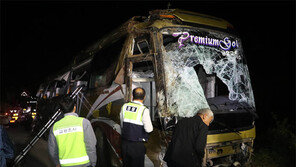 낙하물 피하려다… 고속버스 5m 언덕 아래 추락 1명 사망-10여명 부상