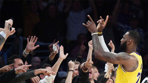 ‘레이커스 맨’ 제임스 펄펄 날지만… 개막 3연패 수렁