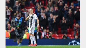 [맨유 유벤투스] 호날두 ‘친정 방문’에 맨유 팬 들썩…“영원한 레전드” 환영