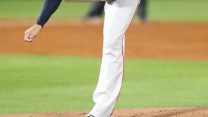 롯데, 투수 조정훈·외야수 박헌도 방출…재계약 불가