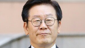 이재명 “감정적 압수수색” vs 경찰 “일정 잡힌 영장 먼저 나온것”